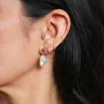 model draagt korte oorbellen met grote zoutwater keshi parels uit de Indonesische Zuid Zee