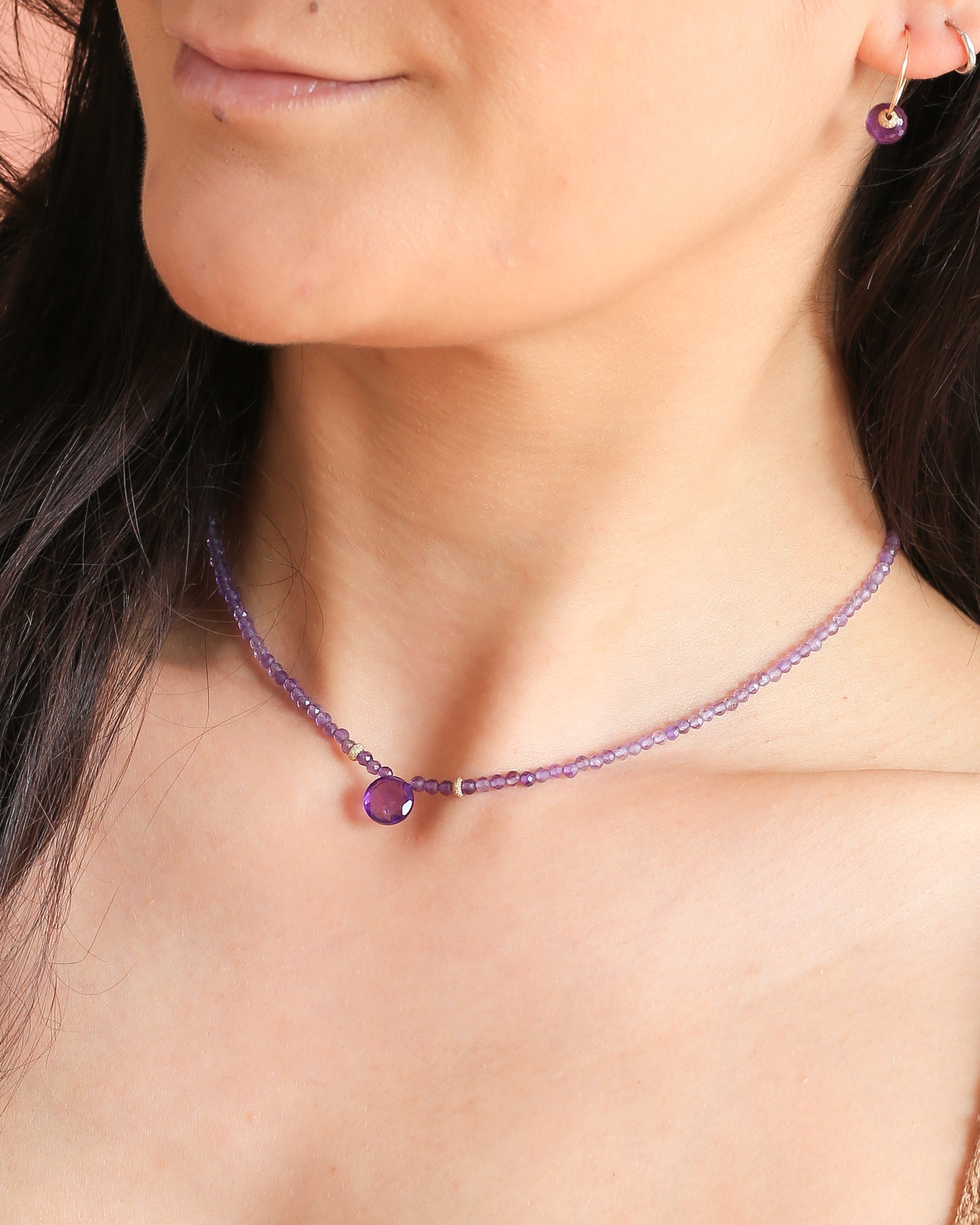 Het model draagt Amazing Amethist, een edelsteen ketting van paarse en lila amethist met een mooie vaste hanger van paarse amethist