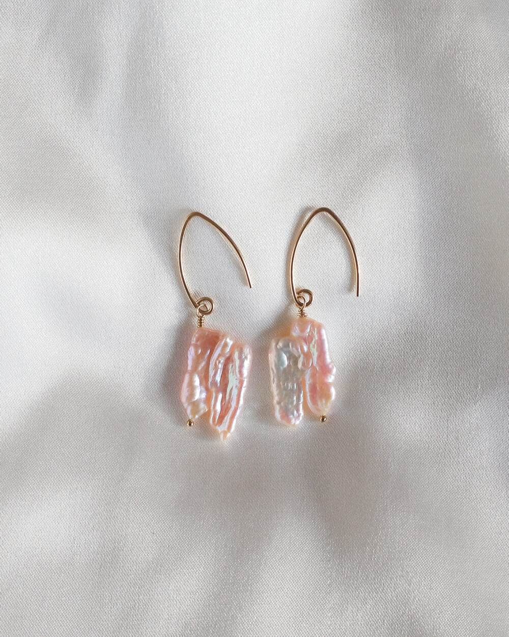 goldfilled korte oorbellen van roze biwa parels met spiegelluster aan handgemaakte oorhaken