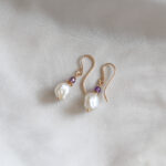 korte zoetwater parel oorbel met amethist en goldfilled oorhaken