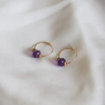 korte edelsteen oorbellen met paarse amethist en goud