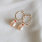 korte oorringen met zalmroze zoetwaterparels en hessoniet granaat